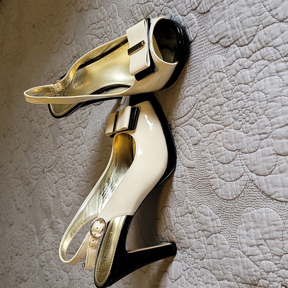Anne Klein size 10 1/2 beige and black open toe slingback heels - Picture 3 of 4